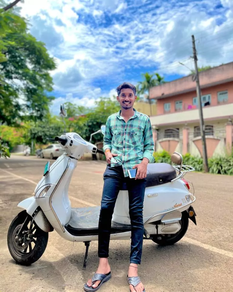 A boy standing with Benling aura electric scooter