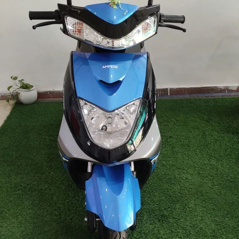 Ampere Reo Plus LA blue color electric scooter front headlight view